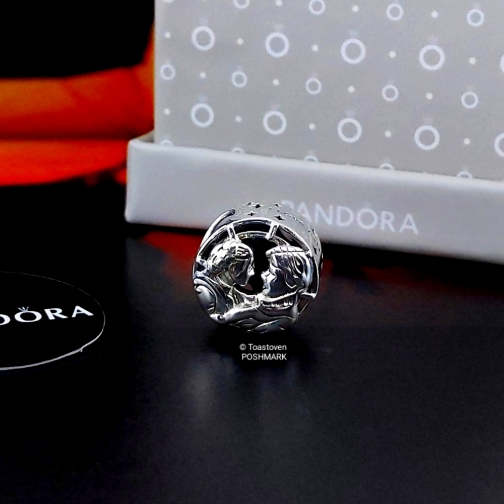 Pandora Star Wars Han Solo & Leia Kiss Charm